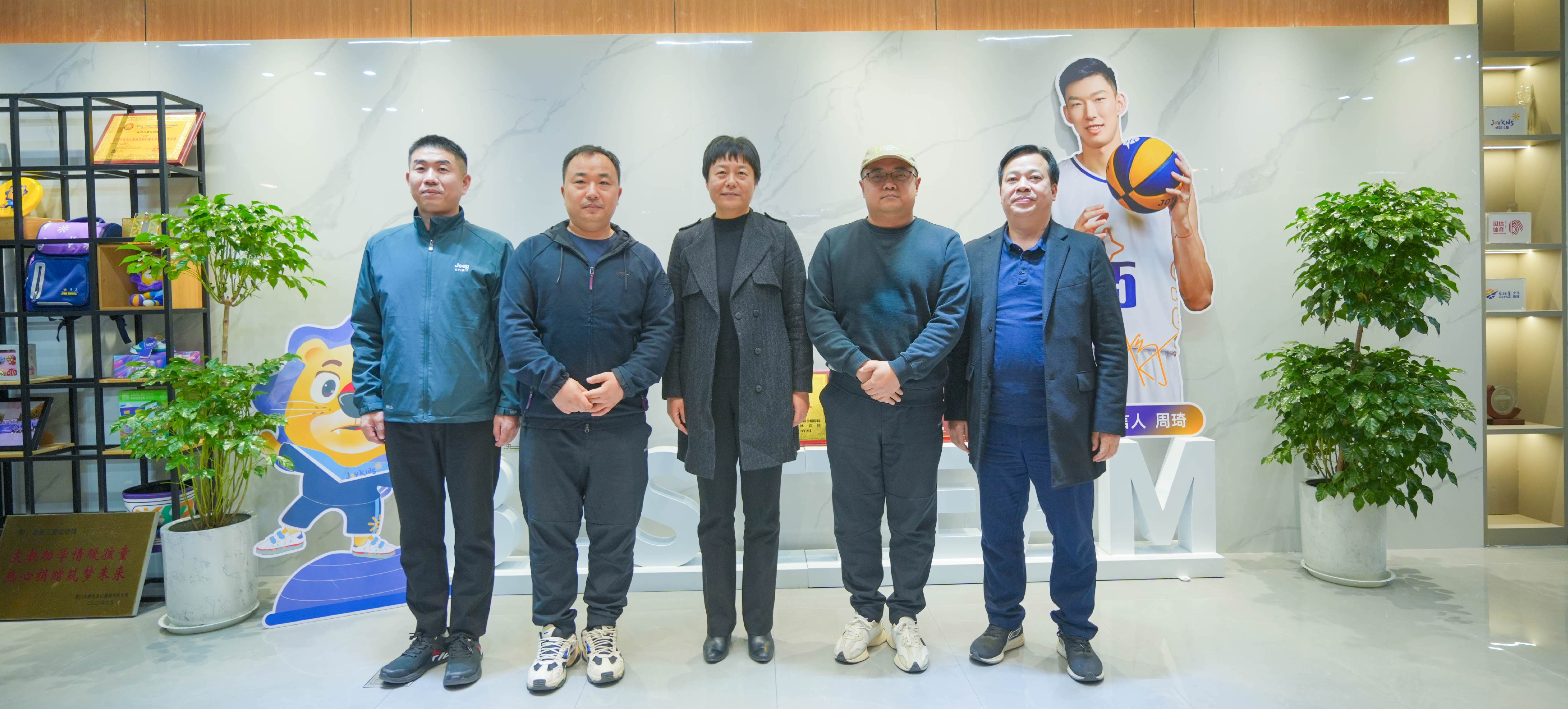 2023年11月27日，郑州市体育局党委书记、局长李雅一行，莅临J9.COM体育调研指导