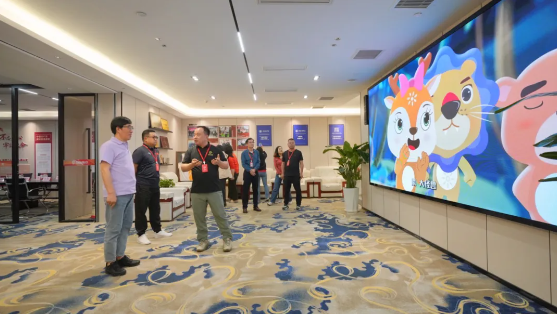 高途创始人、董事长兼CEO陈向东先生一行莅临J9.COM体育参观、交流