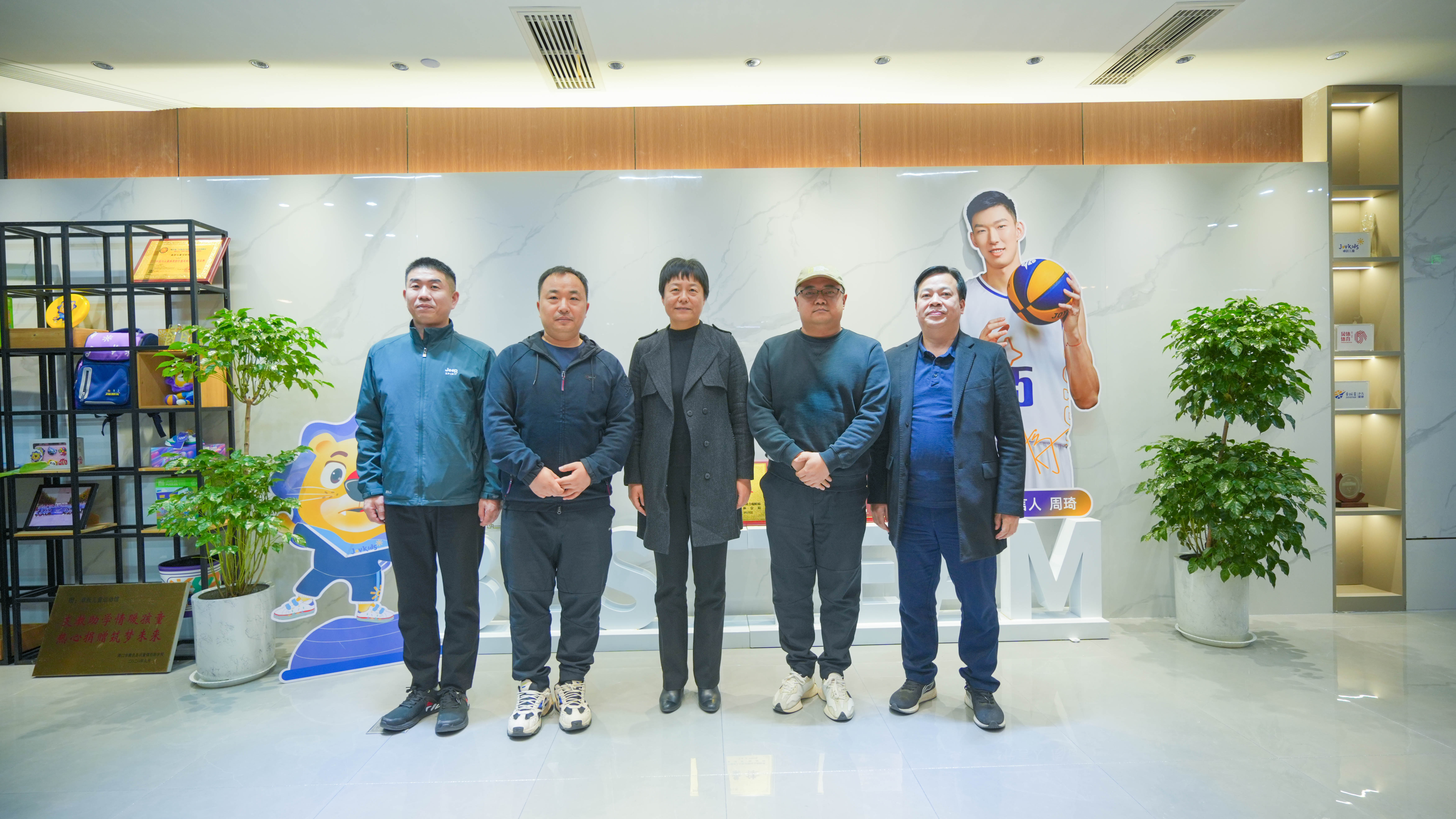 郑州市体育局党委书记、局长李雅一行，莅临J9.COM体育调研指导